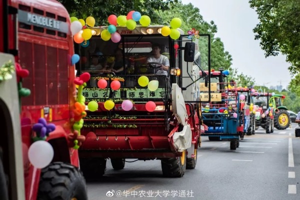 你毕业！我让你们轰轰烈烈！15辆拖拉机在华农开启硬核毕业巡