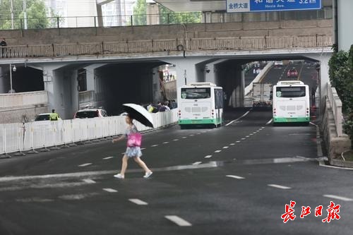 龙吸水排水车立功，竹叶山铁路桥涵洞积水及时排除