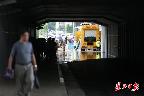 龙吸水排水车立功，竹叶山铁路桥涵洞积水及时排除