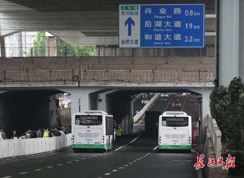 龙吸水排水车立功，竹叶山铁路桥涵洞积水及时排除