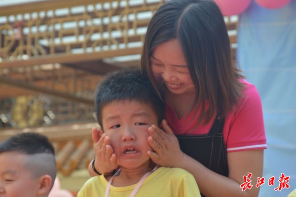 用自己造的纸做毕业证，这个幼儿园传承地方文化有一手