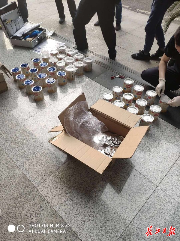 奶粉罐里藏毒20公斤!武汉警方破获特大快递毒品案