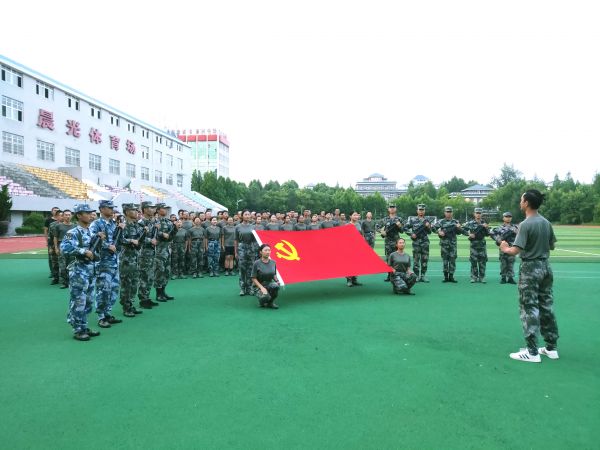 驻港部队退伍大学生返校后带着同学们一起军训