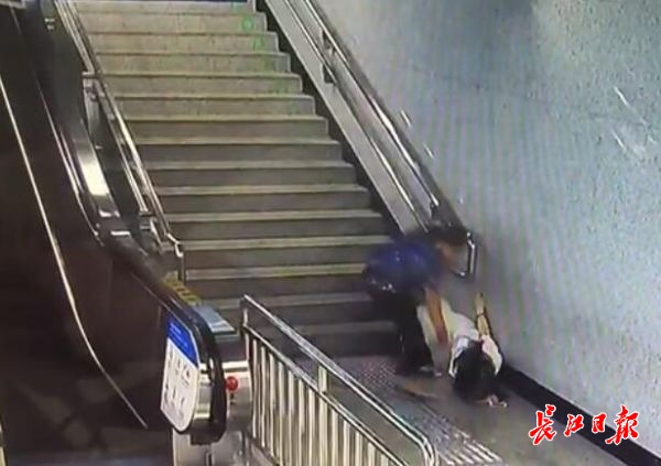 高跟鞋踩到长裙,女乘客地铁站下楼时摔伤