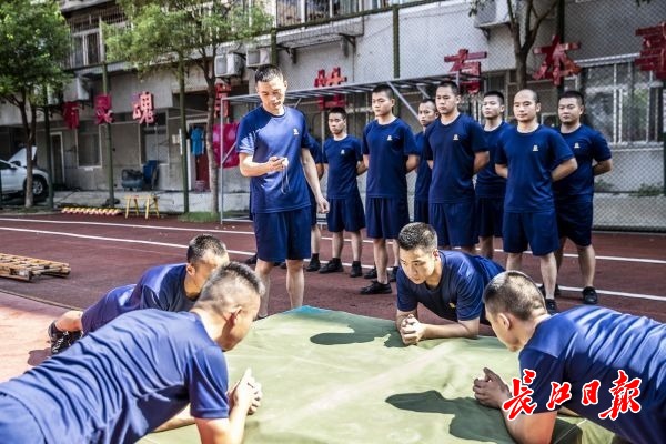 武汉消防员:早晨训练一身汗,午饭来不及吃连出两个警