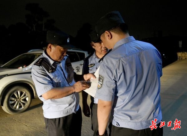 寄住人口_西安雁塔区300警力突查城中村(3)