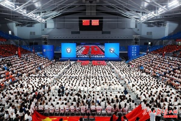 现金网注册托举传递国旗!武大新生方阵拼字表白祖国