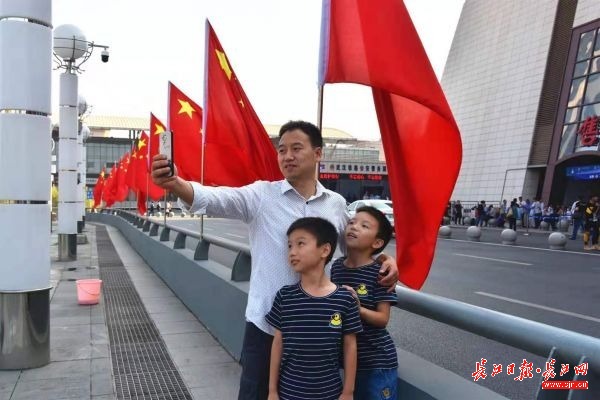 铁路迎来出行高峰，明日还将走高，旅客要适当提前出门