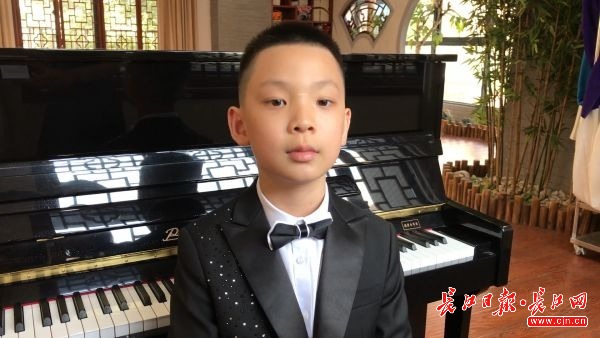 五岁半就开始到处演出，武汉这位“钢琴小王子”屡获大奖丨别个屋里伢