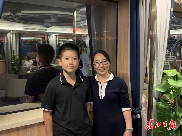 “在这里体会到古诗词意境”，北京游客打卡黄鹤楼、长江灯光秀