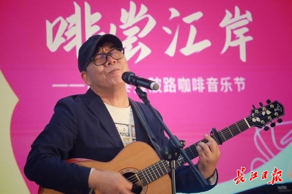 音乐配咖啡，百年老街变身时尚秀场