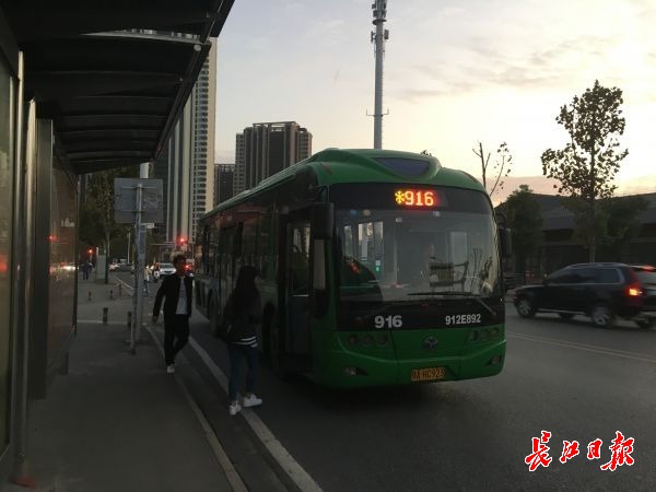 居民乘坐916公交车,能在板桥站接驳地铁7号线.