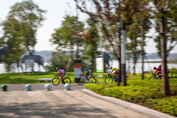 东湖绿道上抓拍自行车选手，资深摄影人为“山水赛道”自豪