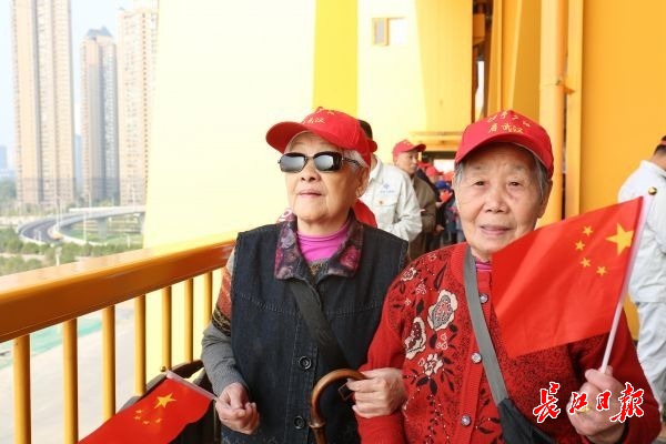 走上杨泗港长江大桥的老人纷纷和大桥合影 通讯员黄树 摄