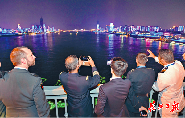 10月19日晚，武汉长江大桥上，来自各国的军运会嘉宾欣赏长江灯光秀。 记者苗剑 摄