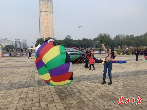 期货开户上海招聘世界最长软体风筝亮相国际风筝节，国际友人直