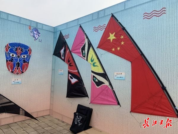 期货开户上海招聘世界最长软体风筝亮相国际风筝节，国际友人直