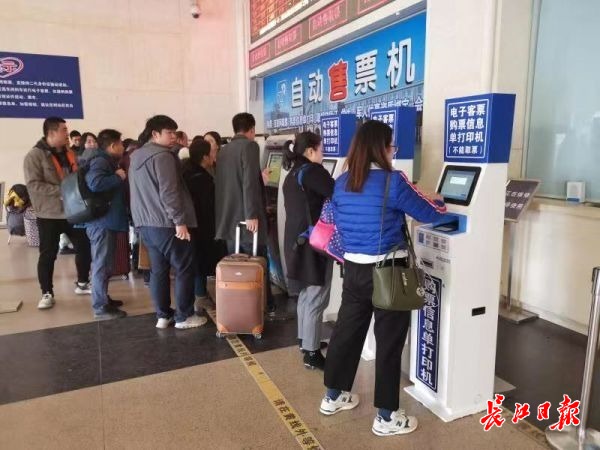 春运售票首日，武铁共卖出车票52.3万张