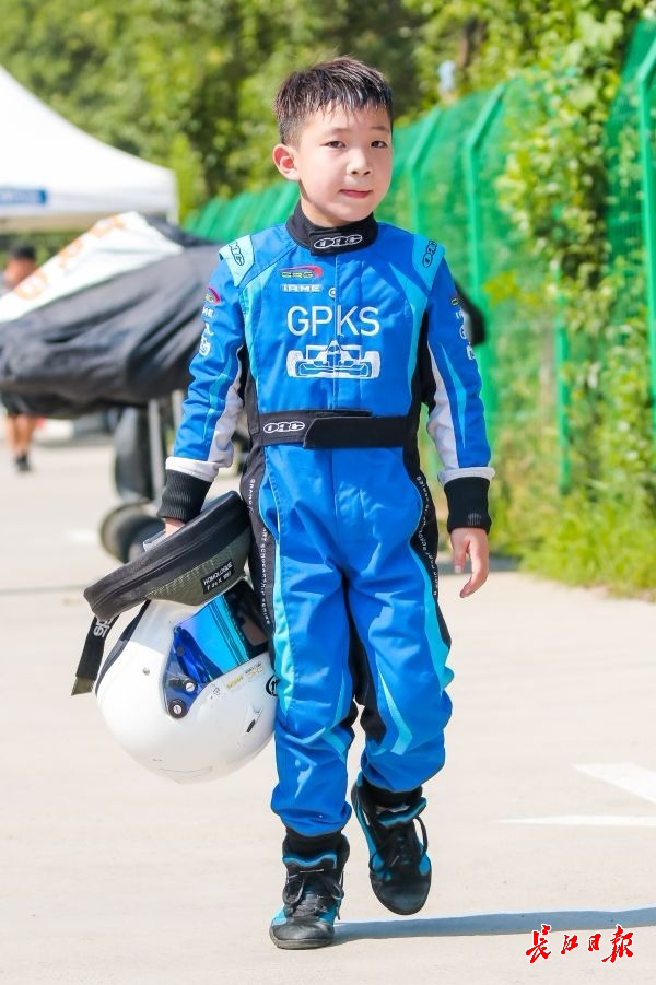 7岁赛车男孩，梦想站上F1领奖台为国争光