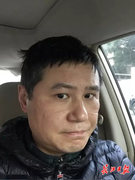 值守在医院门前帐篷里这位法官当起转运患者摆渡人