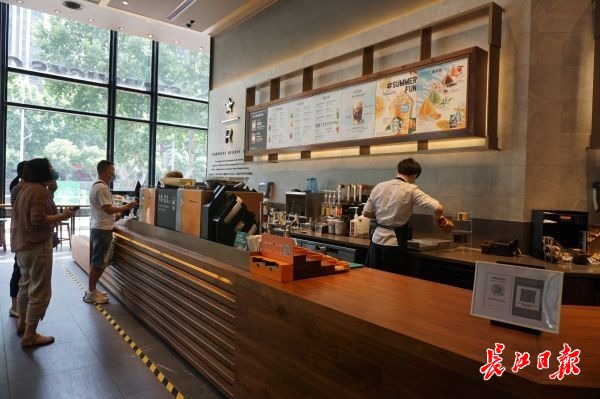 星巴克门店的顾客正在有序排队购买饮品.记者张珺摄