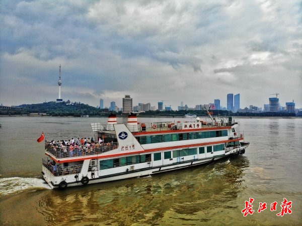武昌中华路江畔,一艘满载乘客的轮渡离开码头. 记者苗剑 摄