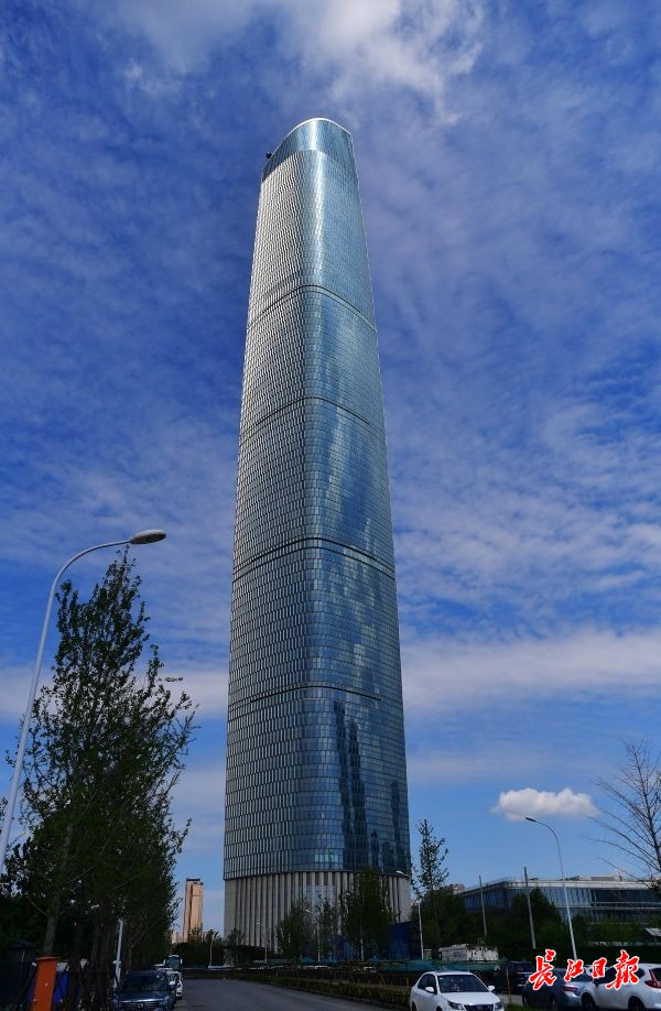 中央商务区的武汉中心大楼直插云端,蔚为壮观.记者李永刚 摄