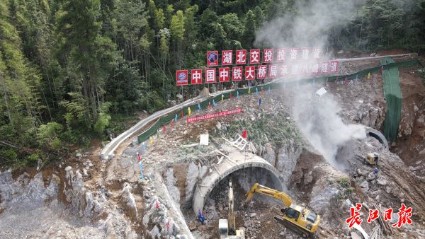 鹤峰县有多少人口_鹤峰人去屏山(2)