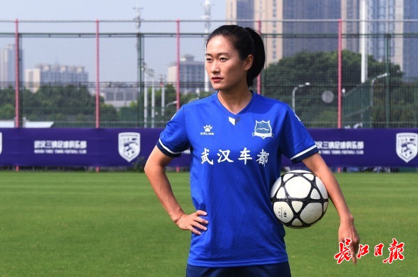江大女足开拍全家福|图集