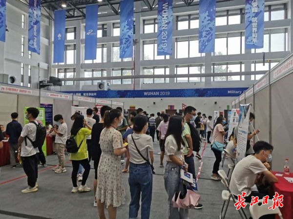 高校毕业生线下互联网专场招聘会举行,数字技术人才受欢迎