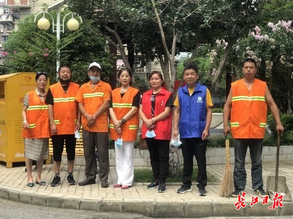 像抹家具一样抹垃圾箱宣传栏灯箱，他们挥汗如雨让这座城