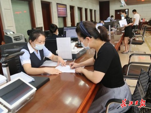 当场发证，武汉开发区推行食品连锁企业告知承诺制度