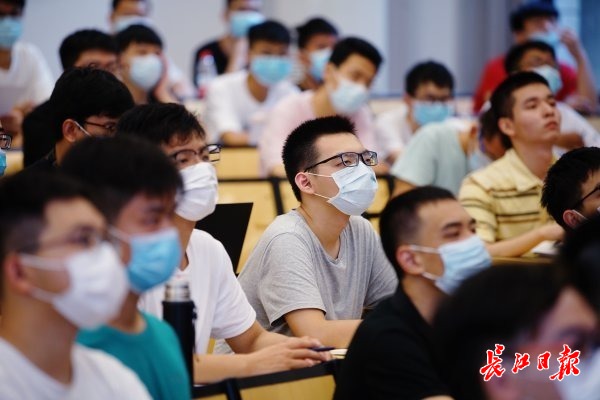 今天早上武汉大学9100多名学生正式上课啦