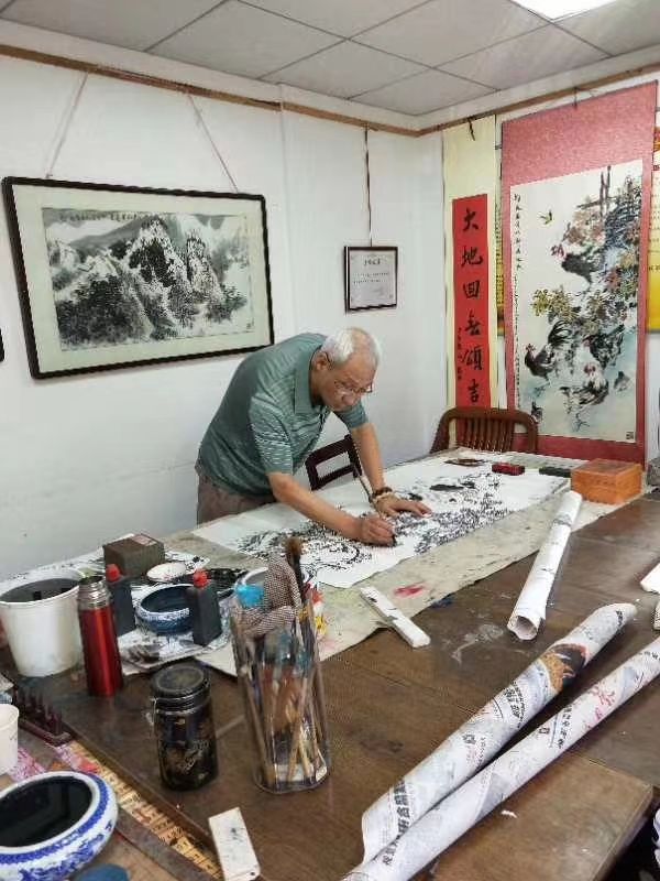 艺术大师回乡潜心创作,还将教孩子们画画剪纸