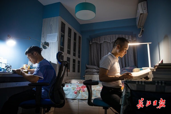 援汉医生在防护服写上:儿子我在武汉等你,儿子高考660分:武汉大学我来了