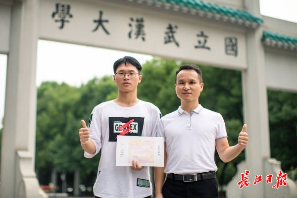 援汉医生在防护服写上:儿子我在武汉等你,儿子高考660分:武汉大学我来了