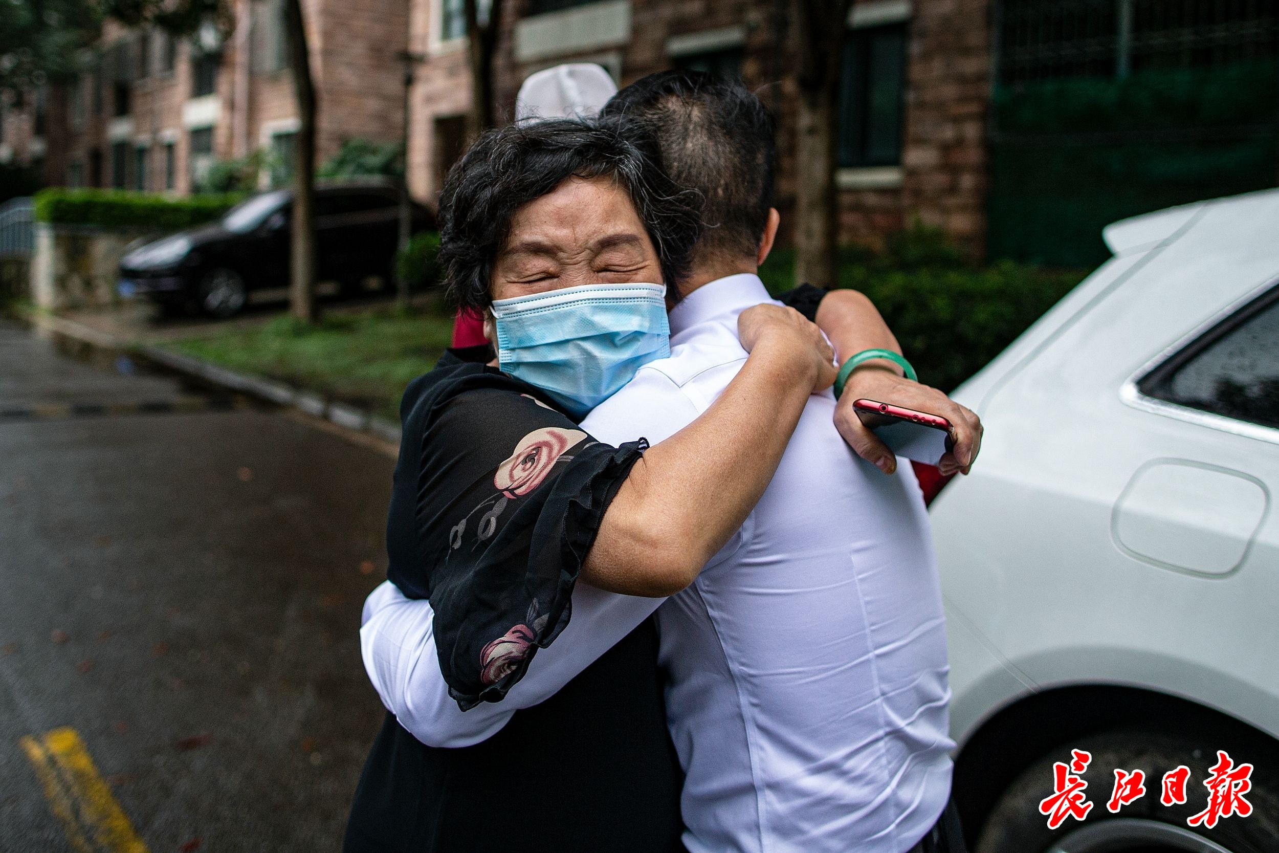 援汉医生在防护服写上:儿子我在武汉等你,儿子高考660分:武汉大学我来了