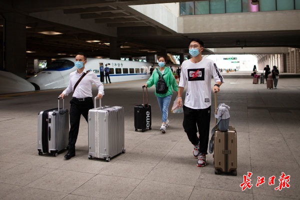 援汉医生在防护服写上:儿子我在武汉等你,儿子高考660分:武汉大学我来了