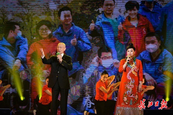 230万网友“云赏戏码头”,5小时直播武汉“范儿”