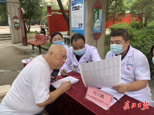 社区整合下沉党员医疗资源成立邻里医疗队,南湖居民家门口就能挂“专家号”