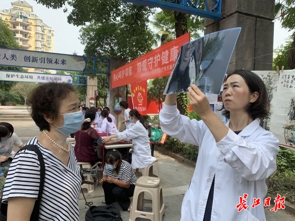 社区整合下沉党员医疗资源成立邻里医疗队,南湖居民家门口就能挂“专家号”