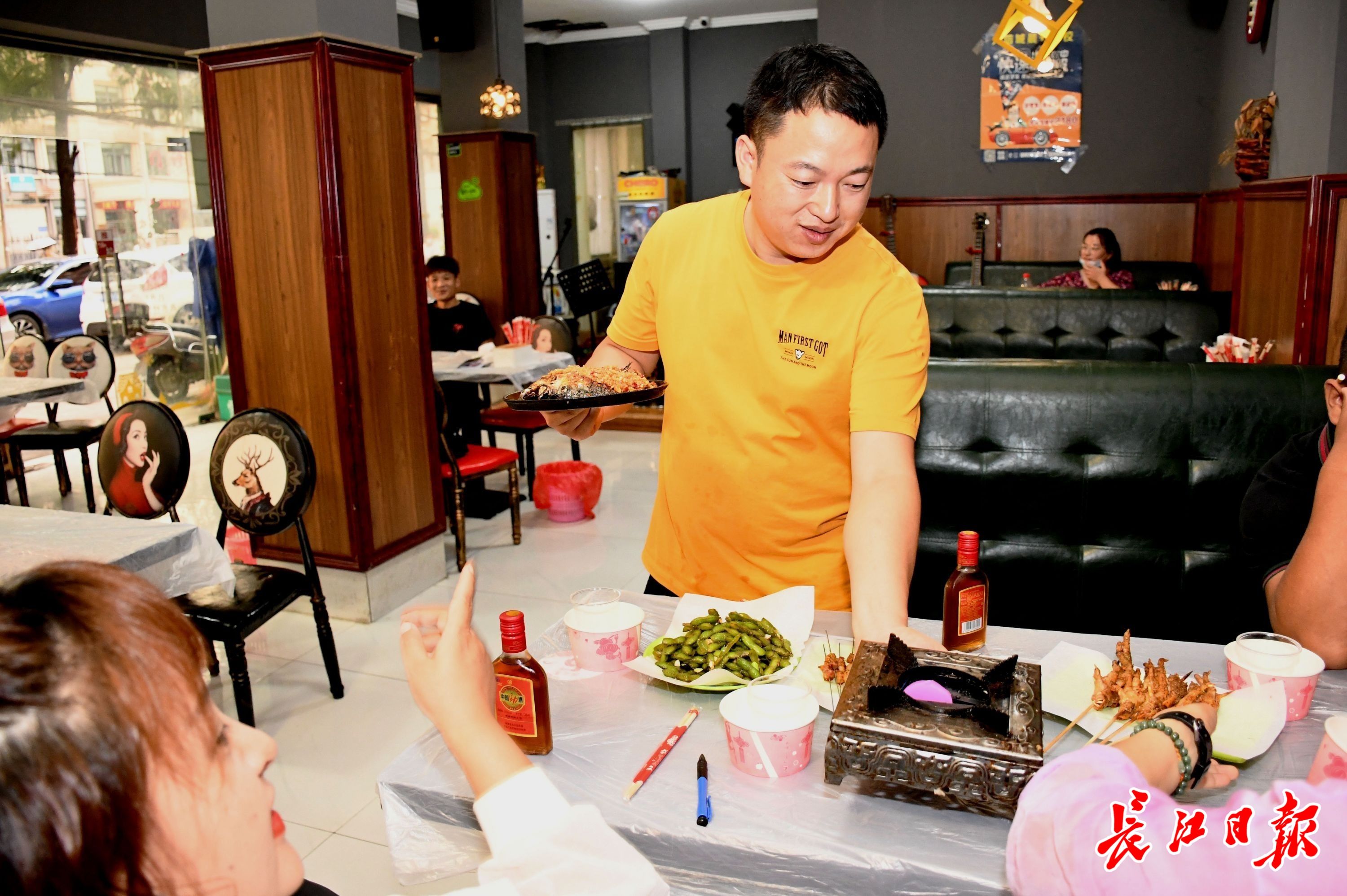 新闻中心 武汉 小王陪着黄鹏撸了串碰了杯,又抱起吉他唱了一首《梦醒