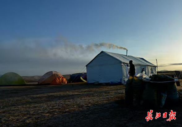 “大江大河大征途”手记⑦：武汉志愿者奔波3000余公里，守护全球飞得最高的鸟儿