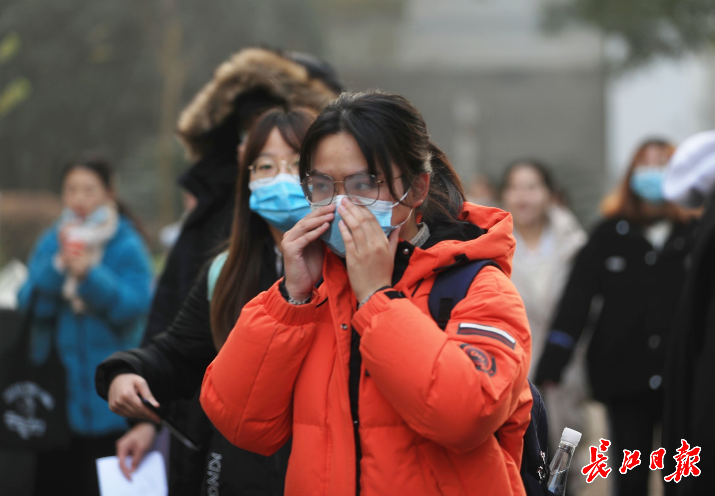 大学英语四,六级开考,先测温再进场丨 图集