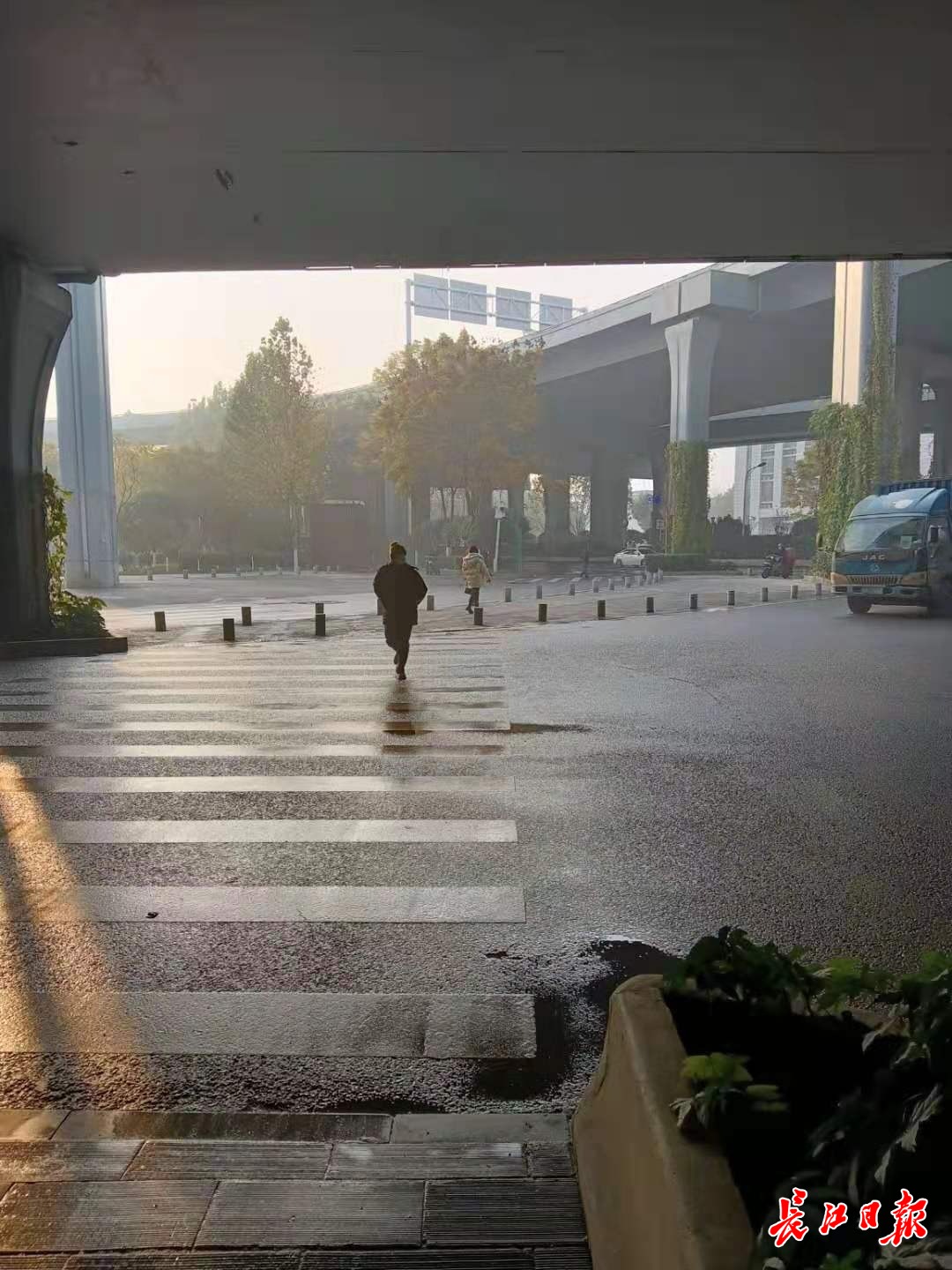 近日,汉口一市民在长江网武汉城市留言板反映,汉口竹叶山环岛行人过街