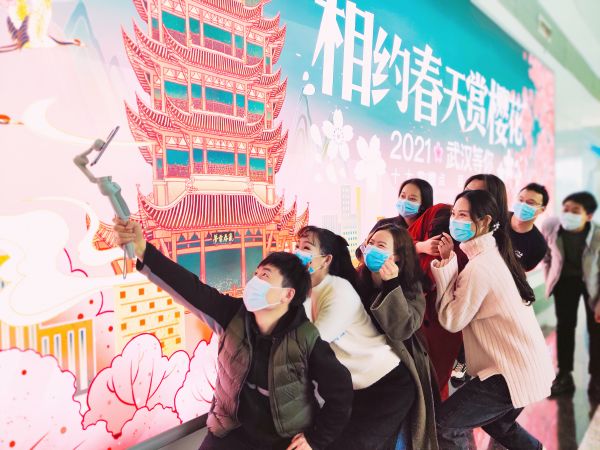 武汉推出50万份“樱花版纪念登机牌”，在机场所有旅客都可领取