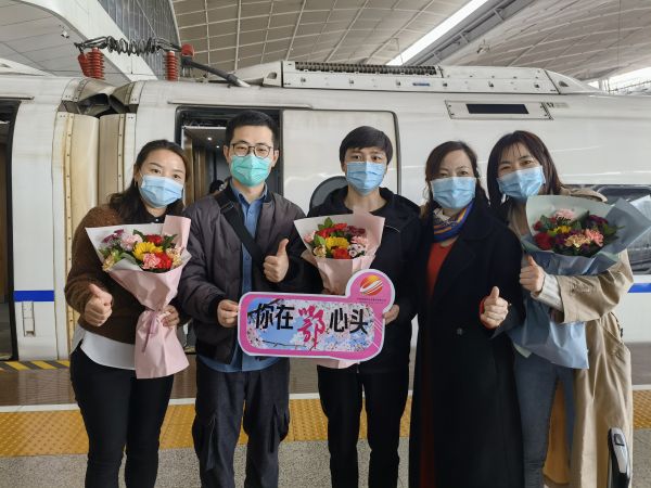 “相约春天赏樱花”，援鄂医护人员乘高铁到武汉