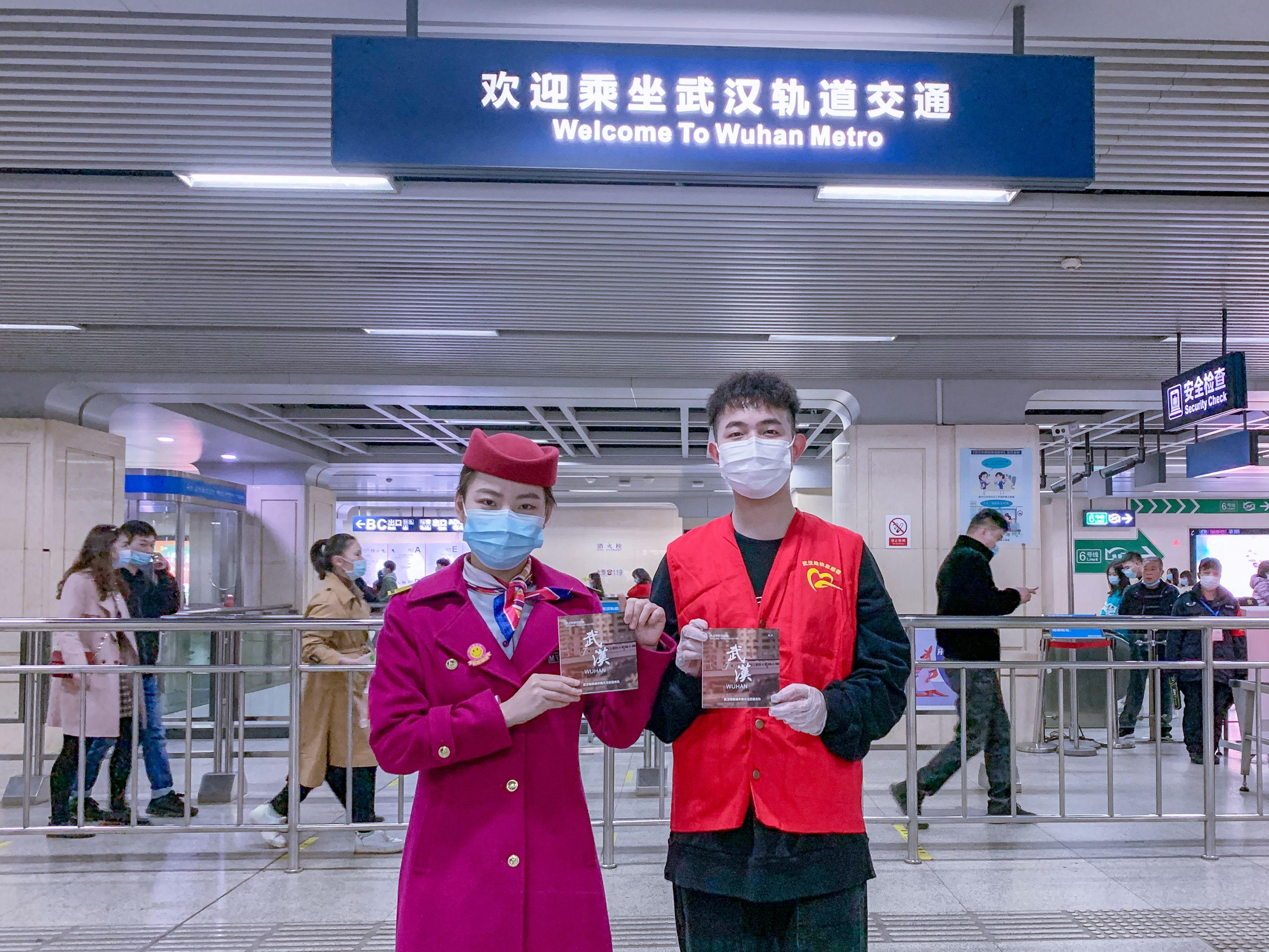 武汉地铁里，12大热门景点导游手册受追捧