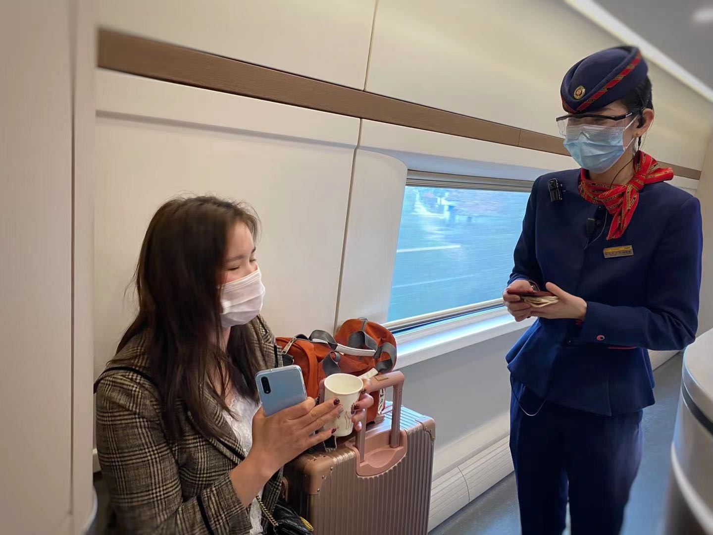 拿着去恩施的票上了去广州的车，列车长走过来，帮了旅客大忙
