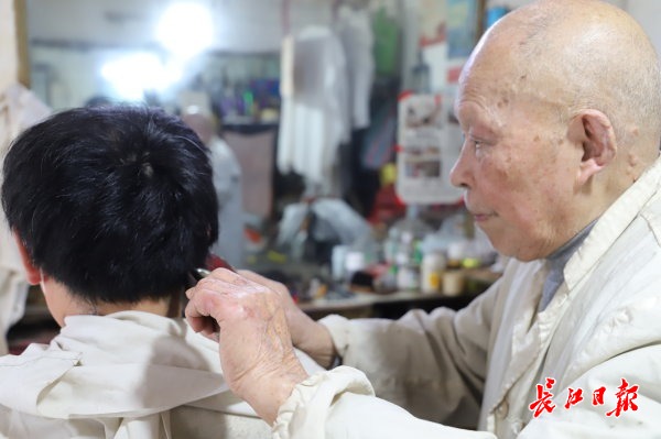 92岁的发型师丨图集